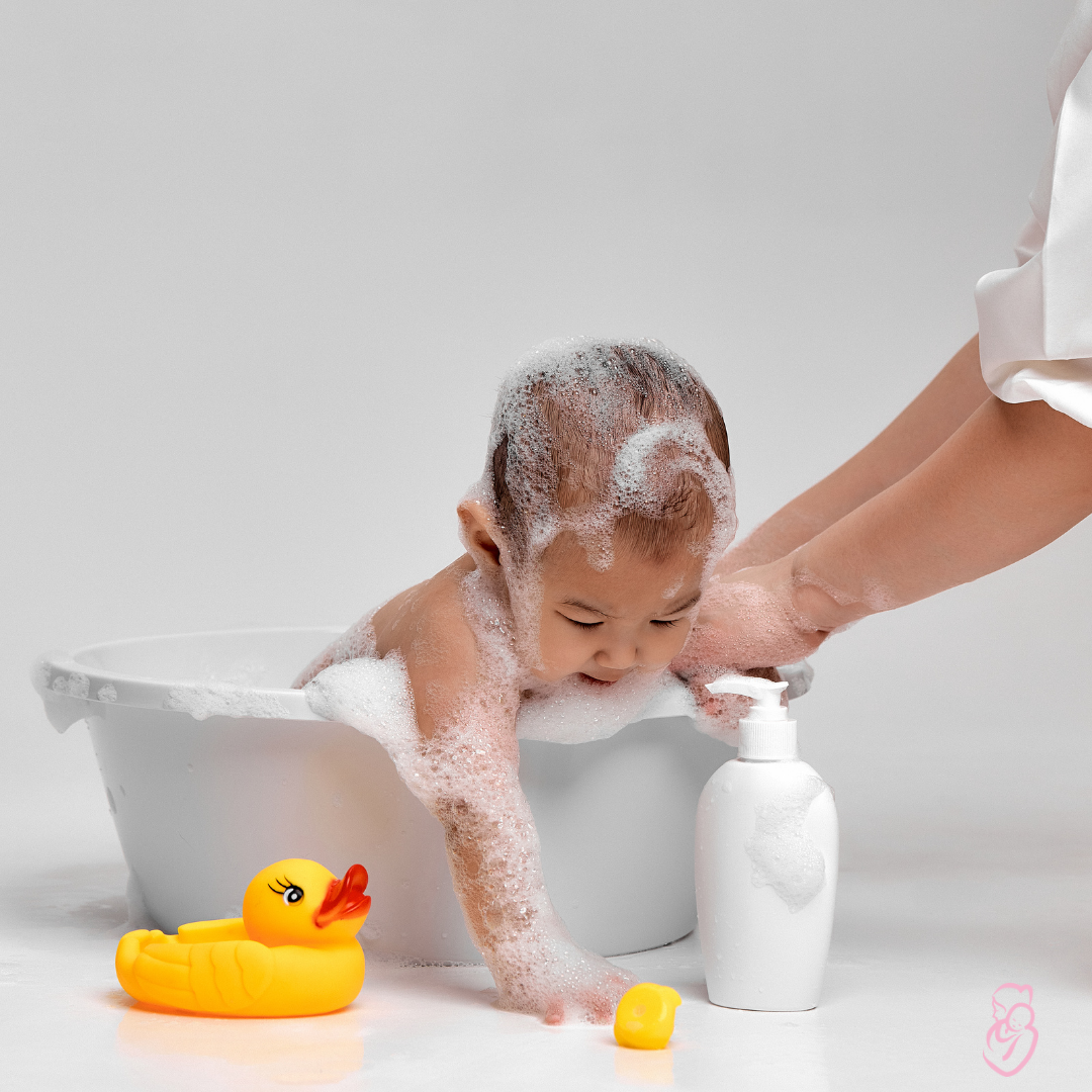 bebomed Pflegeshampoo frohes Baby wird in Schüssel gewaschen