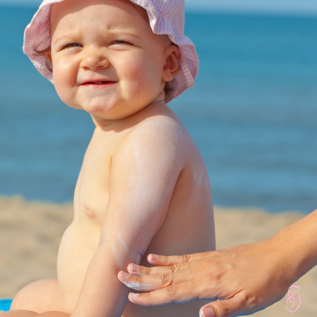 bebomed Wind und Wetter Balm Baby wird am Strand eingecremt